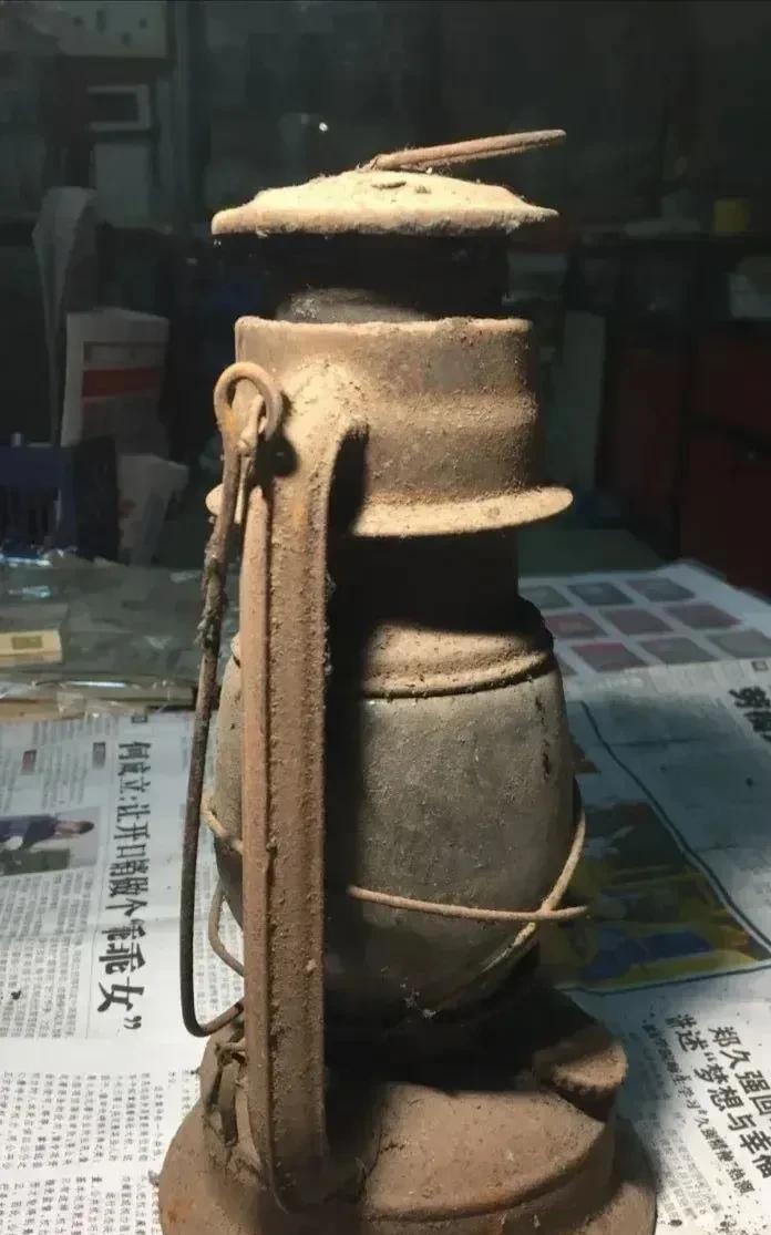家人们，瞧这张图里有个锈迹满满的铁制老古董 。它历经岁月，浑身透着神秘的沧桑感。