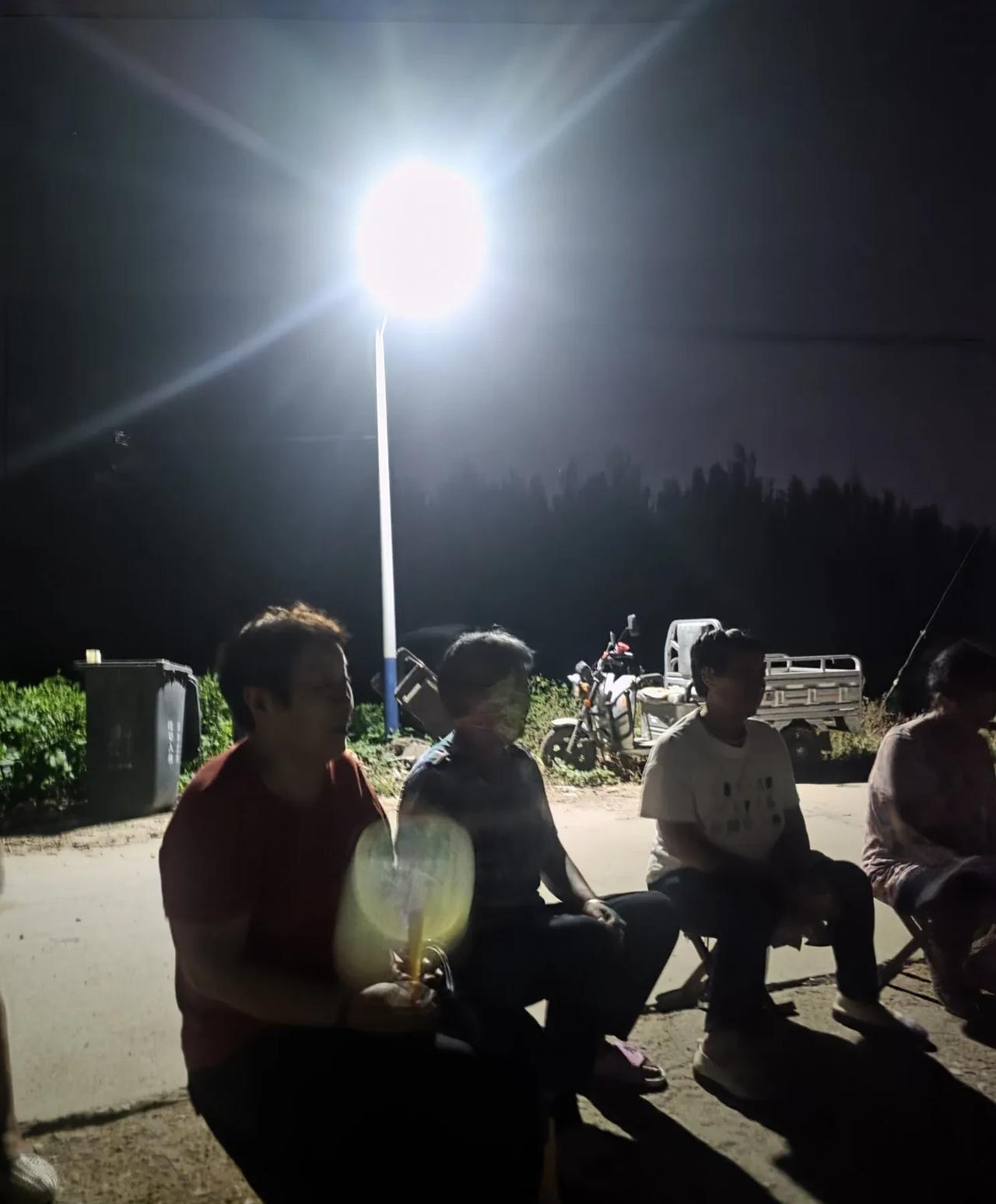 让人心酸的场景……
微弱的灯光下，十几个嫂子、婶子和奶奶在认真地练习唱歌，一遍又