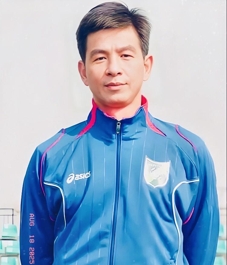 同样来自足球之乡广东梅州，同样是九十年代初期国字号的常客，但是他的名字似乎很少被