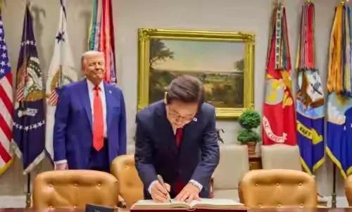 特朗普对李在明炫耀说，
“我可以申请，你可以和我一起去中国”“我们有着极其强大的