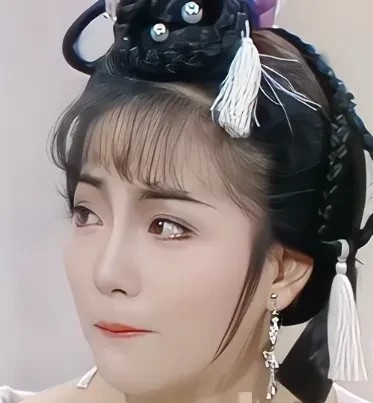 绝对没有人能猜出来她是谁！！！
年轻时候的她竟然如此动人！
提示一下
星爷电影里