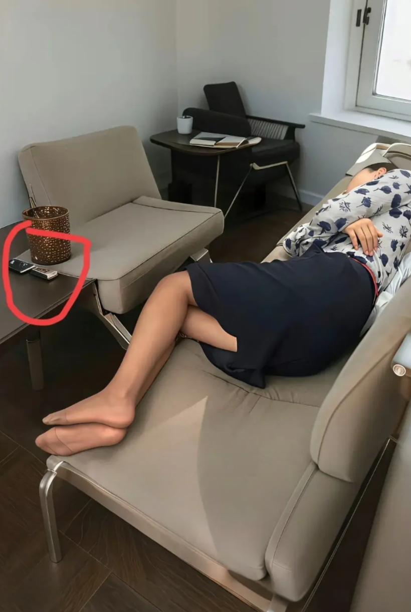 天哪，他竟然开这个车！
她的工资能买得起吗？