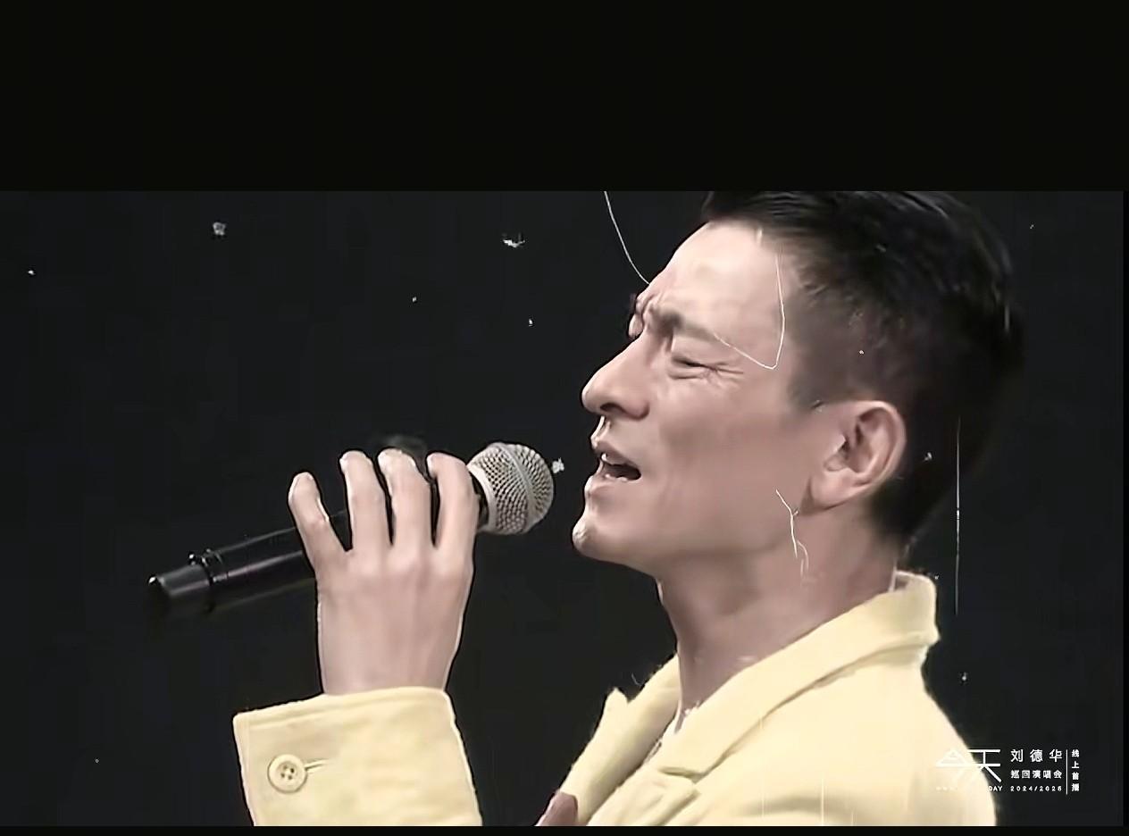 舞台的聚光灯再亮，也不及你们眼中的星光动人。于我而言，最珍贵的从不是高光时刻，而