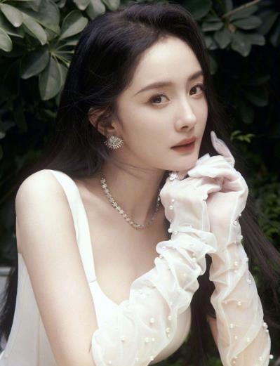 #杨幂演出了母爱无声却震耳欲聋# 身为妈妈的85花杨幂在电视剧《生万物》中饰演农