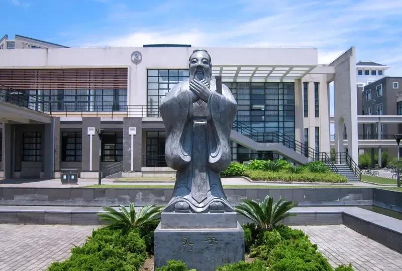 人性本善还是本恶，这是个经典哲学问题，好多哲学家都探讨过。孔子说“性相近，习相远