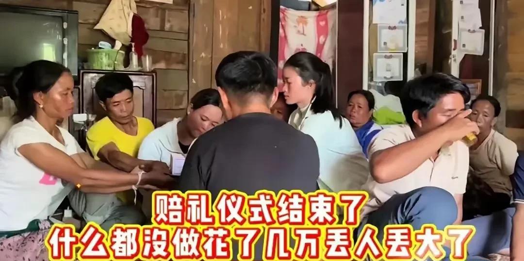 小胖墩西门表弟悔婚，连夜离开村子。  



这突如其来的变故，在村里掀起一阵不