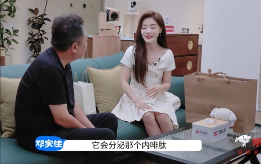 在最新一期的微综艺《一茶两座》中，于谦与知名演员邓家佳首次见面，邓家佳送来的“见