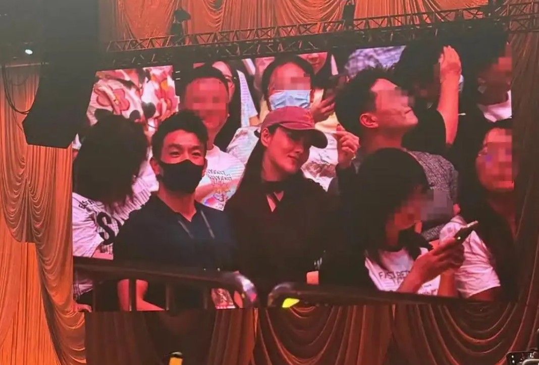 张碧晨广州演唱会气氛热烈，张馨予与何捷低调现身引发尖叫，夫妻恩爱互动甜翻全场，七