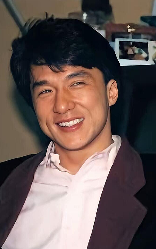 [微风]成龙大哥这辈子大概率要遗憾终生了！他挣再多的钱，再有巨星光环，2025年