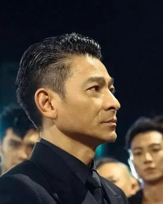 刘德华坠马识人心











我滴个乖乖！娱乐圈这水也太深了吧！天王刘