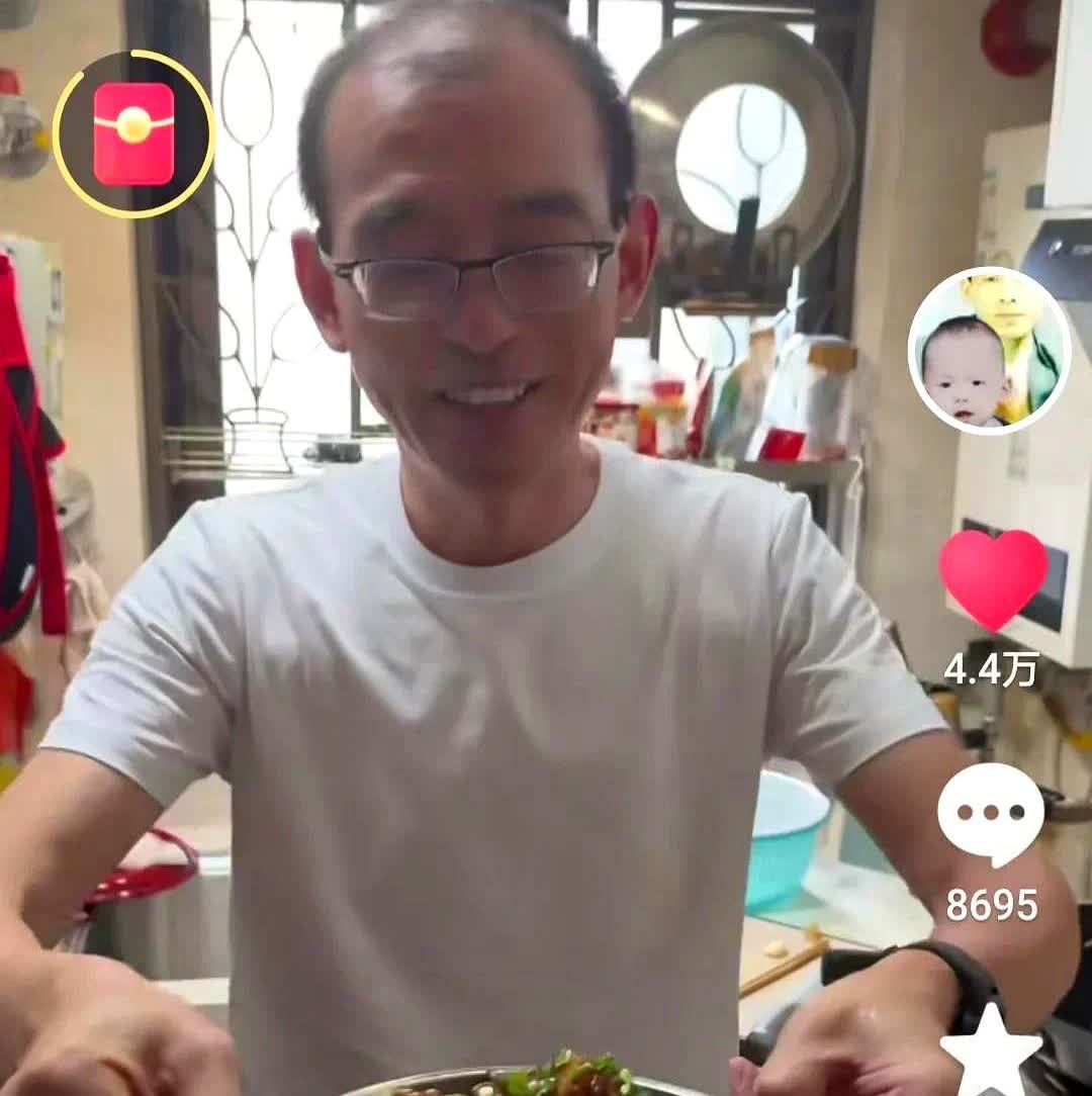 谢浩男魅力真的好大啊！
两次视频就成功帮爸爸扭转乾坤。

翻到他爸最新视频