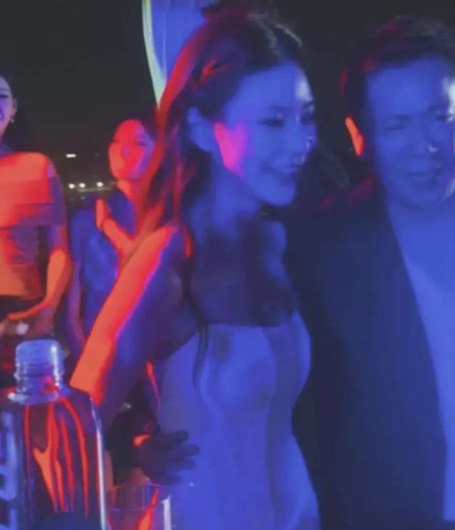 这是要让老婆进娱乐圈啊！
为了这次饭局，马筱梅花了4个小时打扮自己，她很重视，有