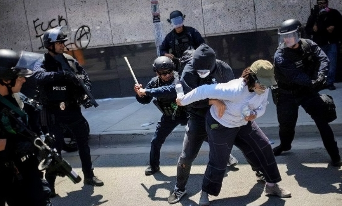 加州玩脱了
当地时间6月8日下午，特朗普对外明确表示，绝不允许国家撕裂，会彻底解