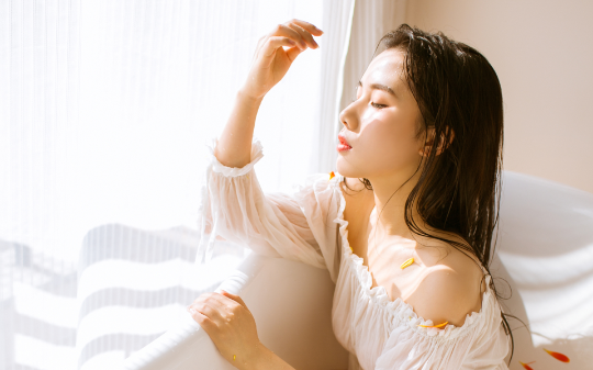 我挺着六个月的孕肚，亲耳听见婆婆和老公商量，怎么打掉我的孩子