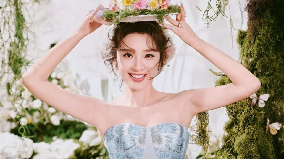 春日精灵唐艺昕，嫩得让人惊艳，让人怀疑她从未老去！