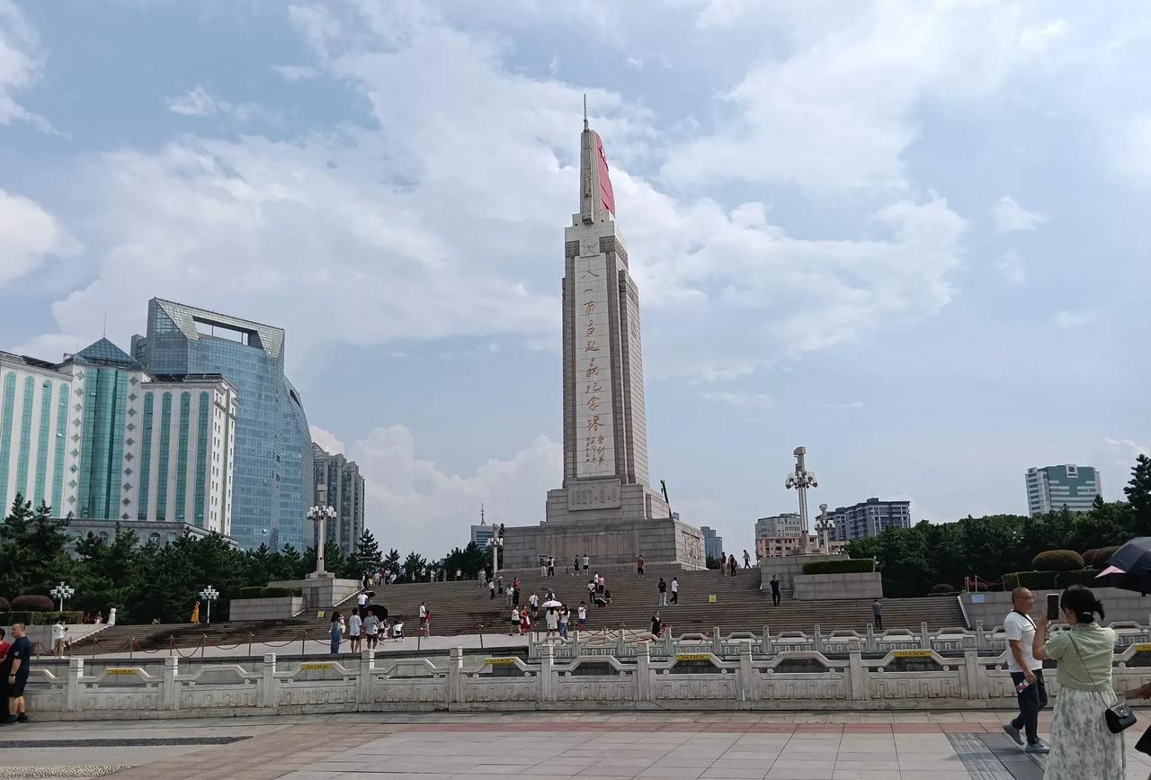 八一南昌起义人民英雄纪念塔，
八一广场，这都是非常有意义的职责人纪念的地方。
#