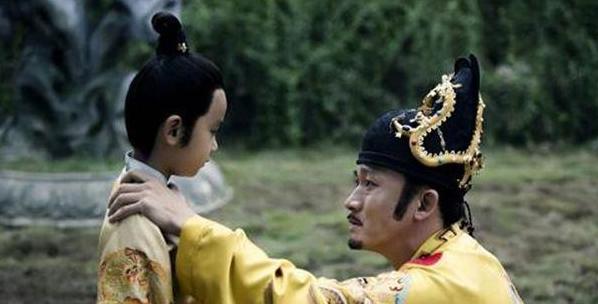 1475年，近30岁的朱见深嚎啕大哭：“我头发都白了，连个儿子都没有！”守夜太监