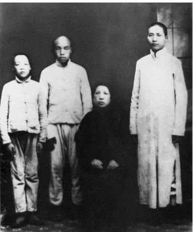 1919年10月，毛泽东正在学生会与同学讨论问题，这时，他14岁的弟弟毛泽覃冒着