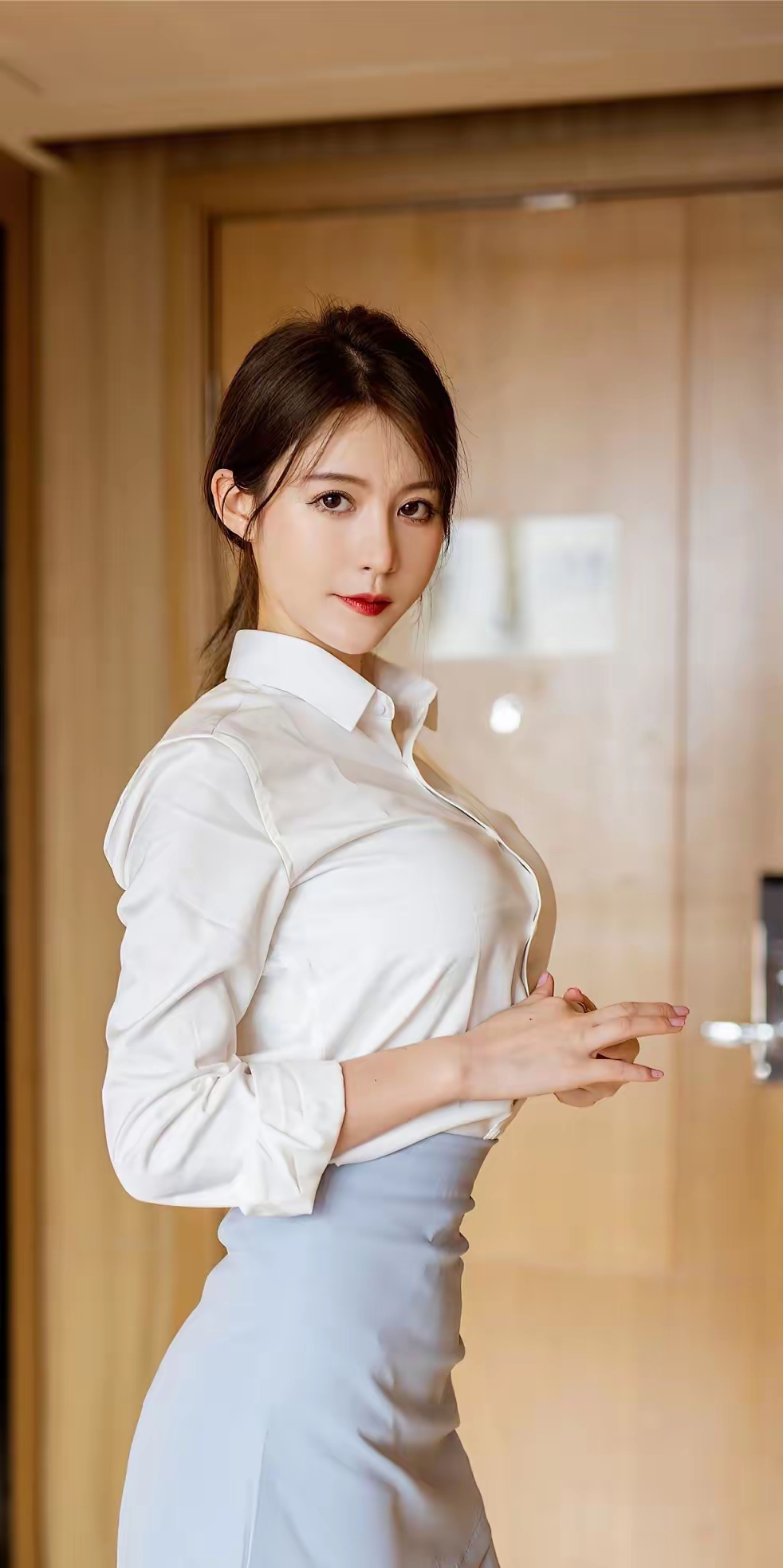 偶然翻出旧相册，看到和前任的合影，曾经的甜蜜与争吵一一浮现。如今时过境迁，心中不