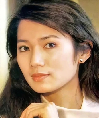 照片中的这位女演员，初见或许平凡，但气质非凡，堪称气质美女的典范。她的颜值，丝毫