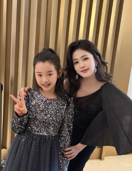 爱奇艺尖叫之夜最幸福的人就是小酒窝了！董璇未来在娱乐圈的人脉看来还得靠小酒窝牵线