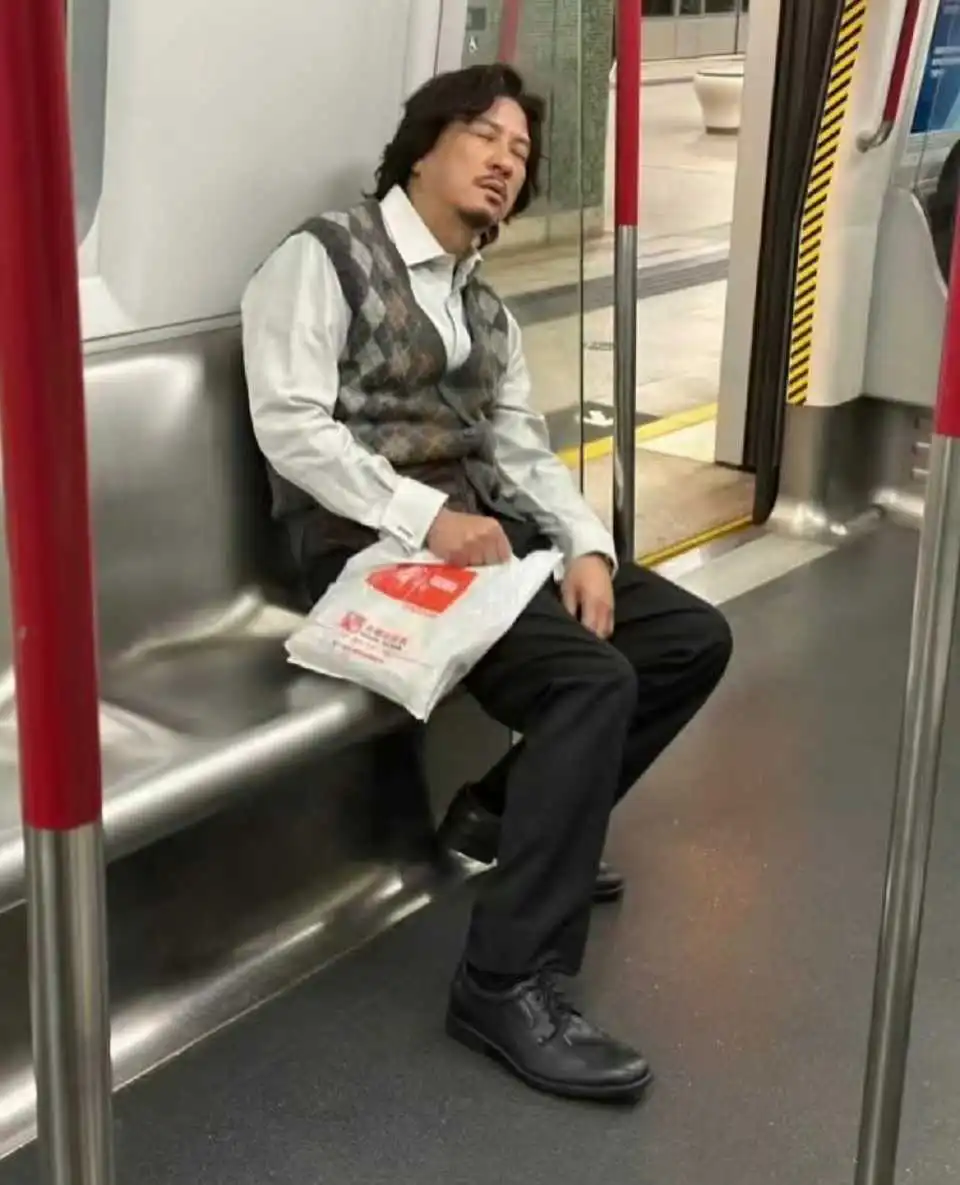 港星真的很接地气，昨天张家辉坐地铁去金像奖还睡着了！

