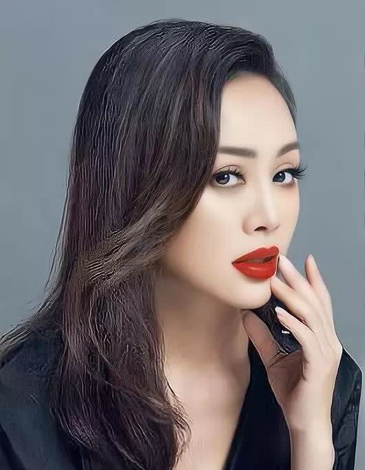 宁静公开说明，她不喜欢汪峰，她说喜欢年龄比她小的，宁静不跟汪峰在一起是对的，汪峰
