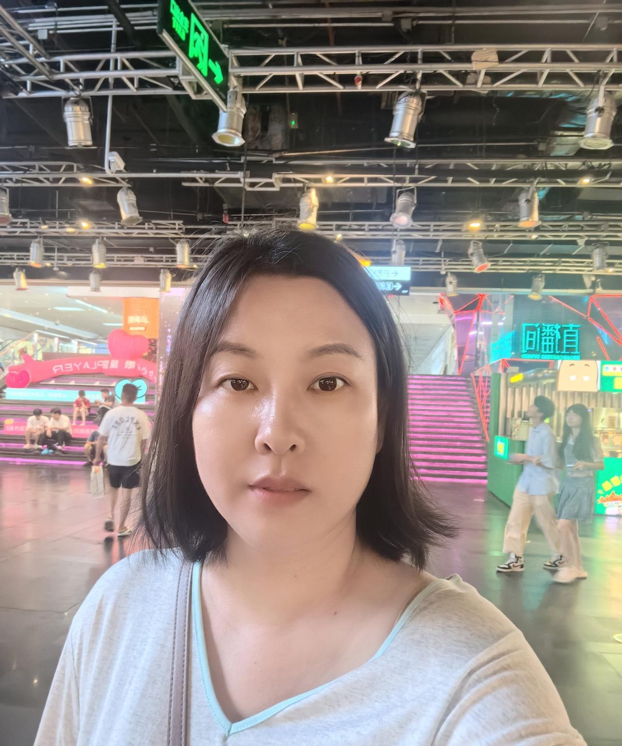 按理说老公打牌这个点应该早回来了。
现在还在外面打麻将，出门的时候说的是不管输赢