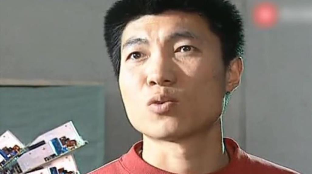 1995年，一名韩国女老板走进车间，威胁120多名中国员工：＂全都跪下，不跪开除