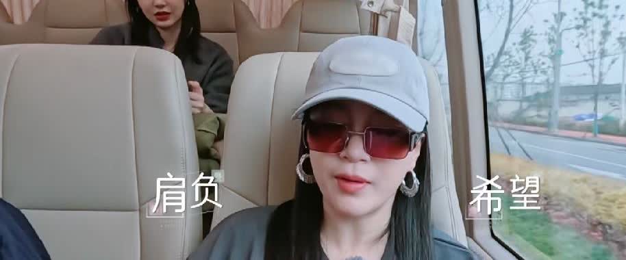 李嘉格在节目上怎么老玩手机。
 
有没有人发现，李嘉格是综艺《是女儿是妈妈》
