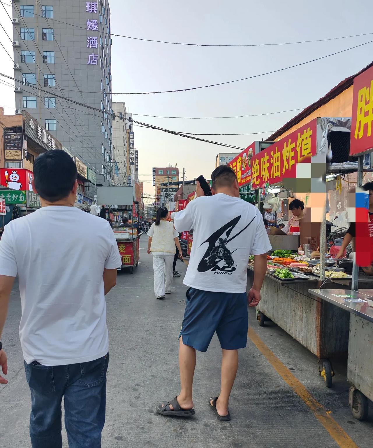 近来发生一个搞笑事。
我朋友子豪妈妈这几天说起她老公，就忍不住哈哈大笑，本以为出