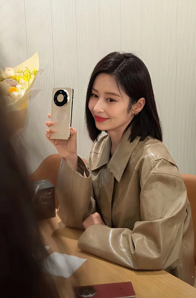 华为Mate80开售上海门店直接被挤爆！颖儿本人亲自冲现场提机，这波明星同款来得