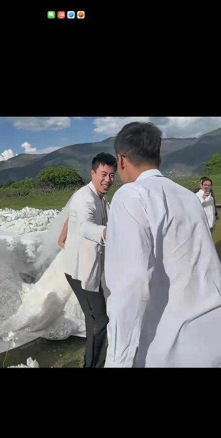 前辽宁队球员丛明晨，晒出好兄弟张镇麟结婚视频。
这个背影不是深圳队主教练周鹏吗？