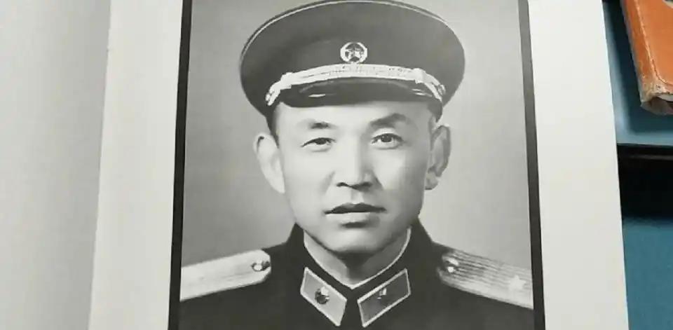 1969 年，第 47 军军长黎原少将听闻：“有位老首长被‘疏散’来长沙，正坐飞