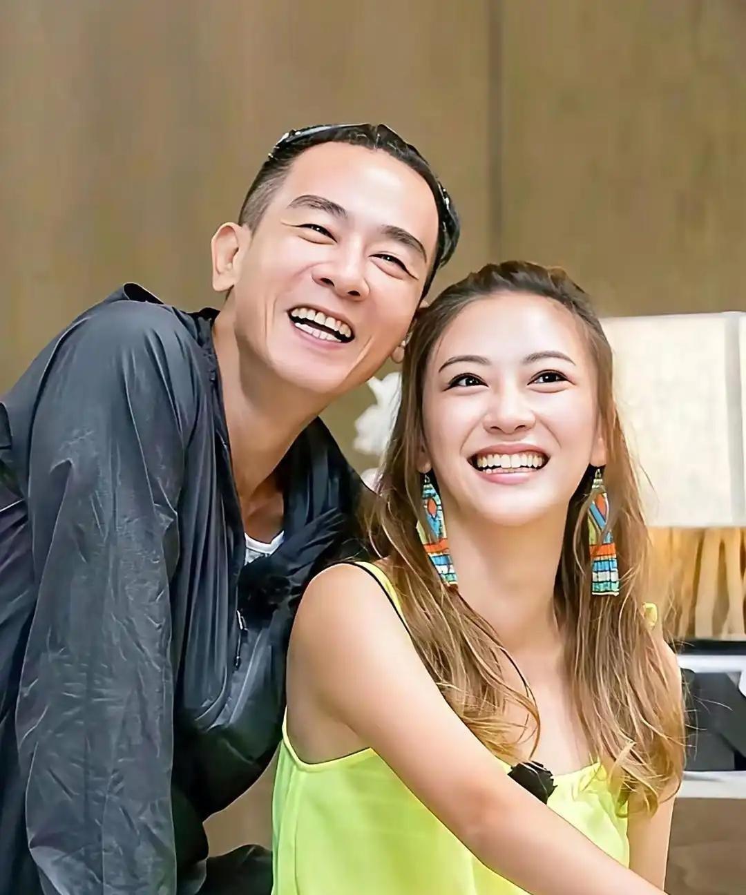 终于知道应采儿看上陈小春什么了
刷到陈小春和不齐舞团一起跳舞，全员西装。
最帅的