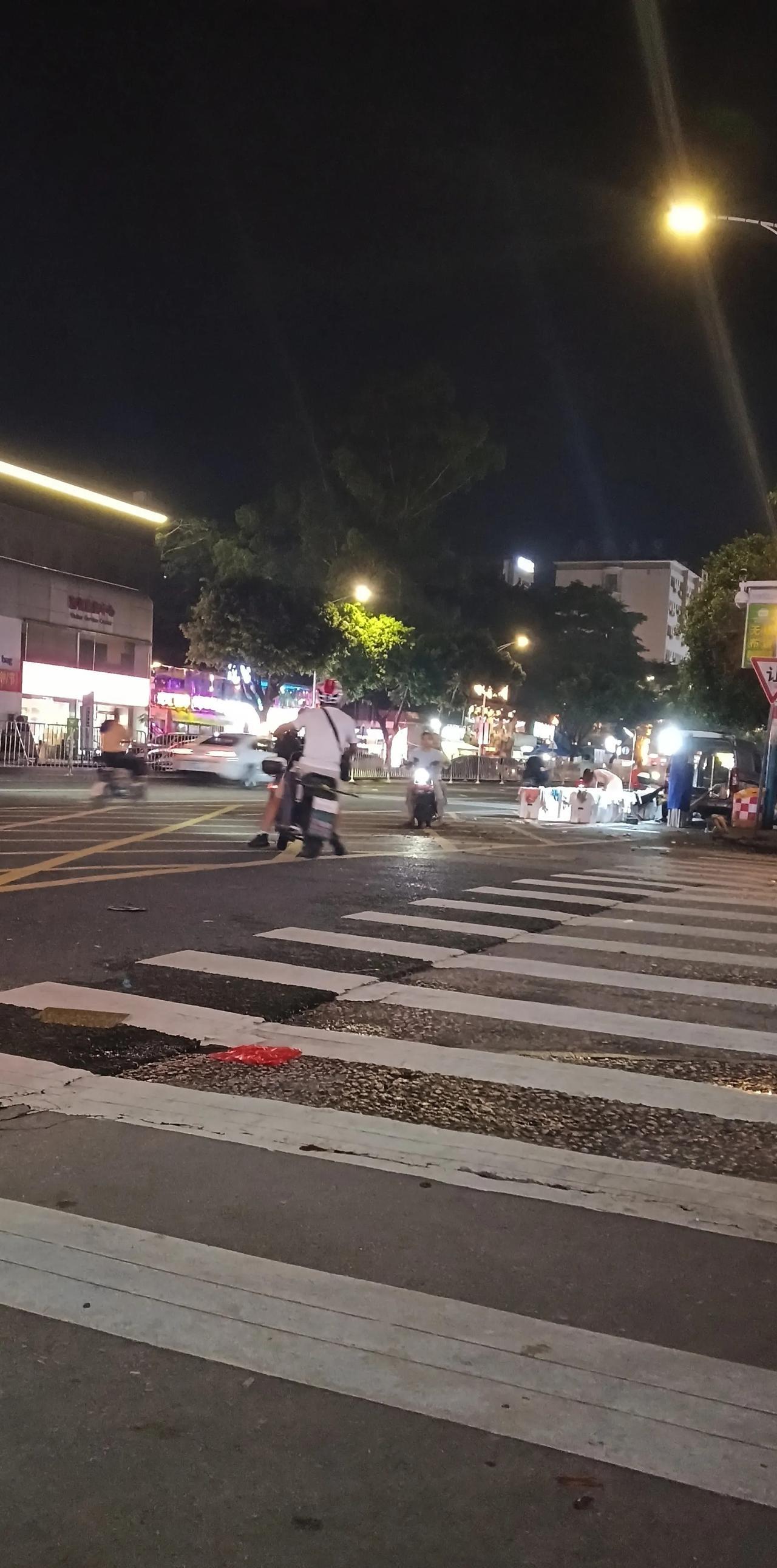 今天七点左右下班的，天已经黑了，厂里六点左右有微小地震，晃动还是挺大的，都跑到楼