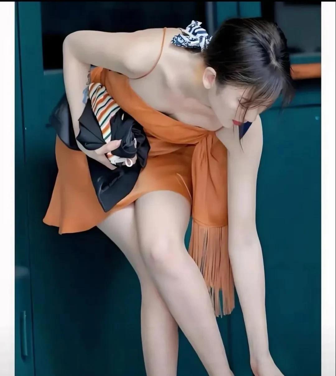 偷拍抓到的一幕
美女皮肤如凝露
橘色衣裙盖不住
长长玉腿白玉足
芊芊玉臂嫩如腐