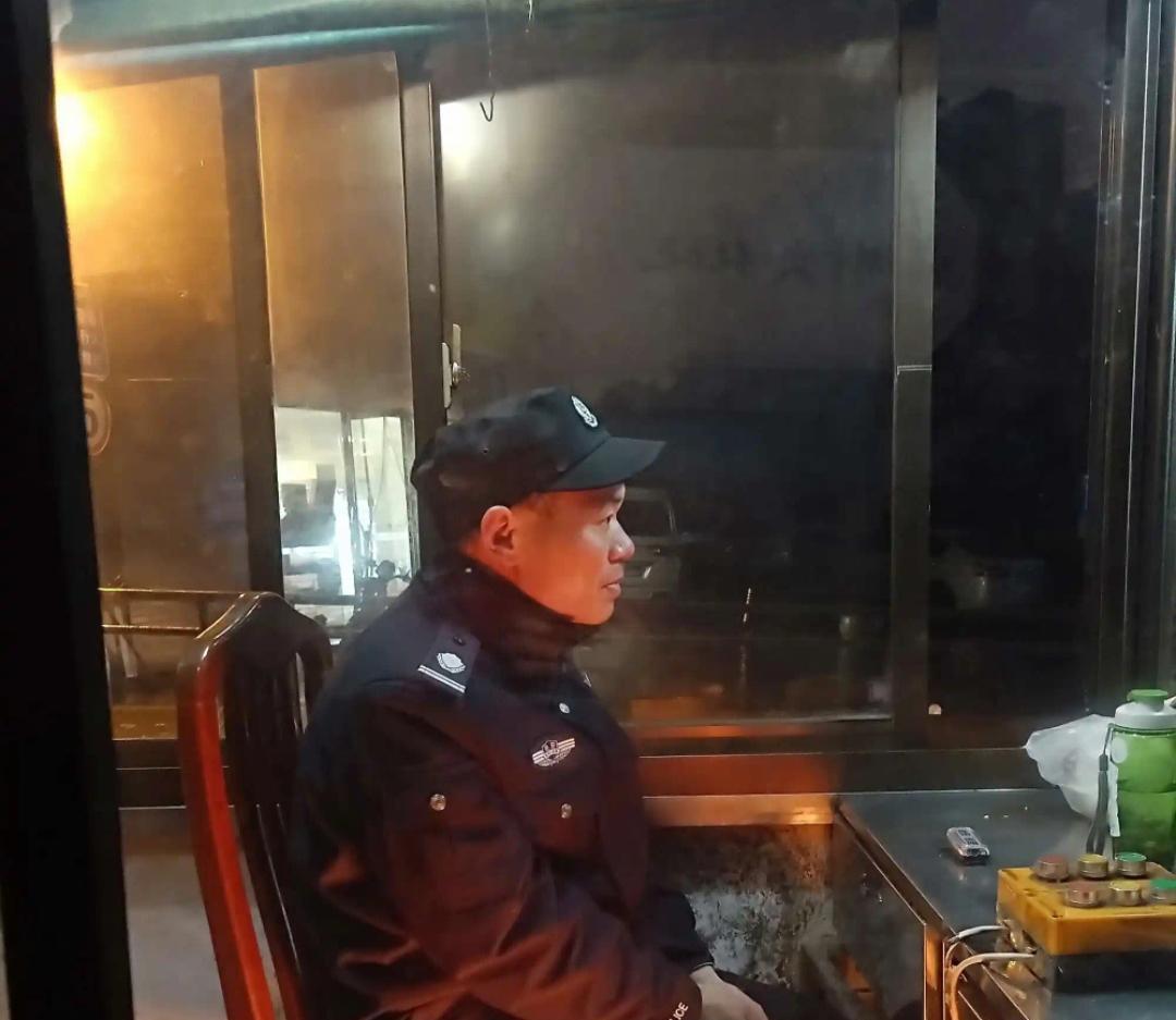 我们这里的保安老王长期上夜班，他嫌上白天事情多太累不愿意上白班。所以已经连续上了