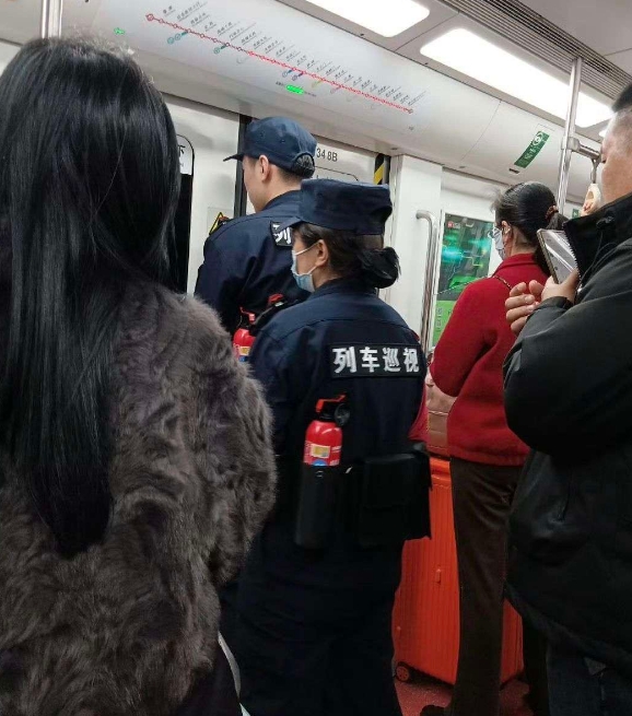 地铁上什么时候有了这种职业?
