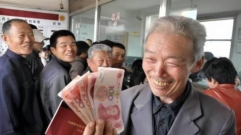 美俄养老金差距断崖：美国一个月1.3万，俄罗斯1682元