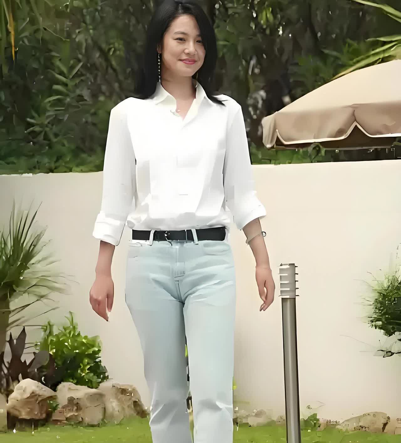 还是浙江妹子正，长得漂亮有气质。嫁大15岁姜文连生2子，素颜婉如少女。有人说，姜