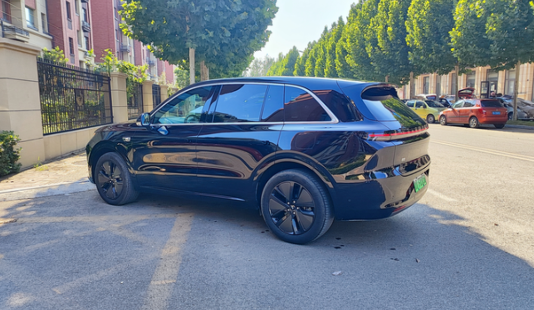 5000km 使用感受
黑外橙内+20 寸黑轮毂，4 个月使用下来感觉非常喜欢，