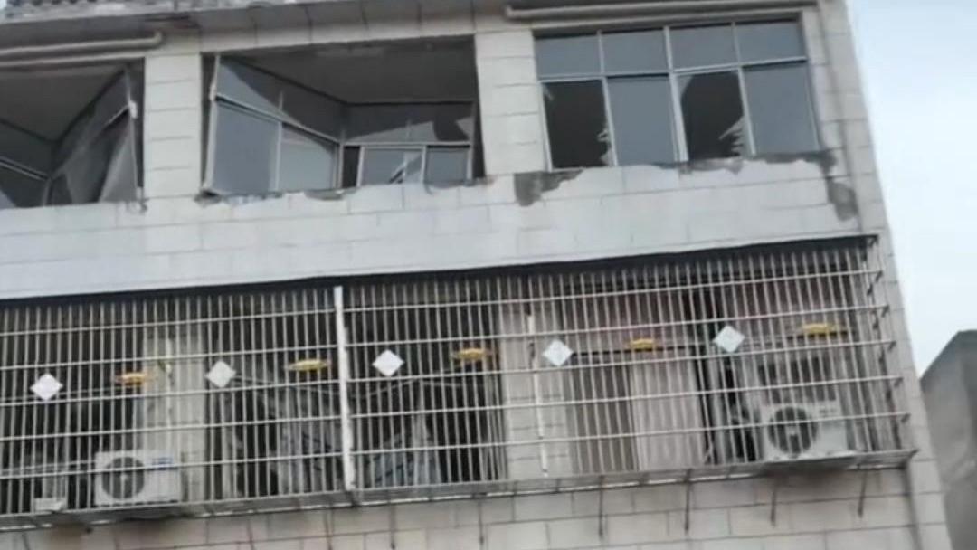 一声巨响震碎民房！亳州销毁烟花爆竹，4 人擦伤、院墙倒塌