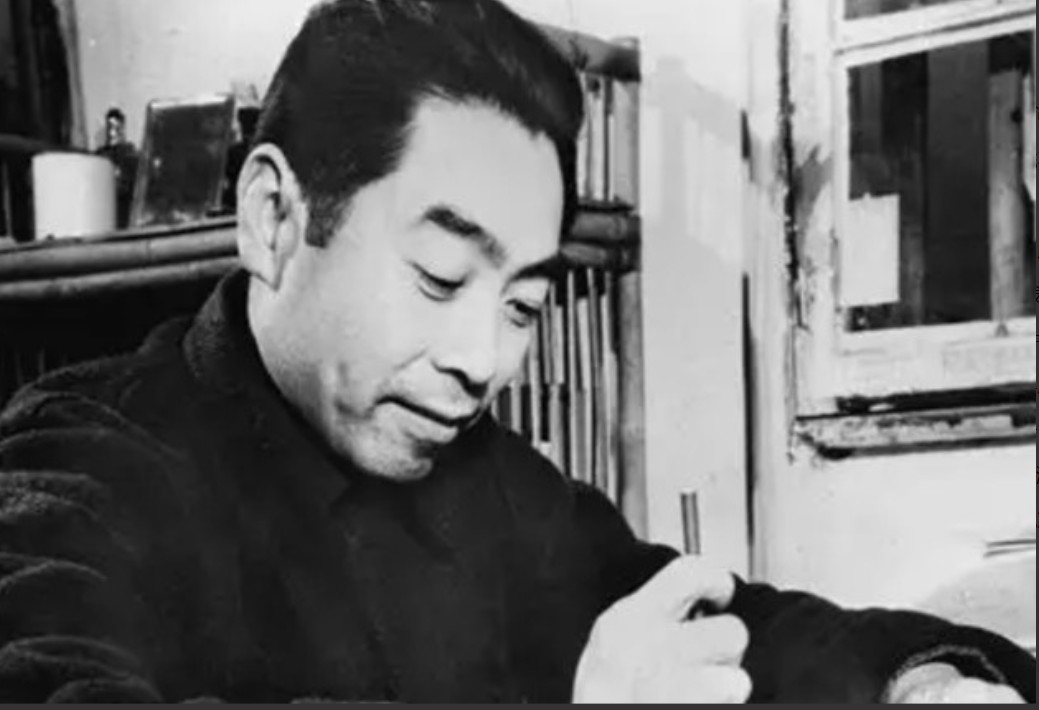 1949年，解放军42军军长万毅前往餐厅吃饭，因为都坐满了人，他发现毛主席的身边