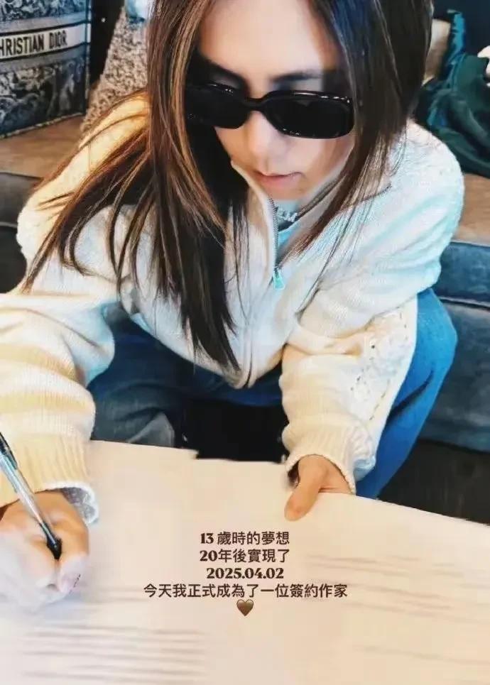 果然优秀的人，在哪都是金子。
歌手邓紫棋解锁新的身份认证：作家，并且已经签约。