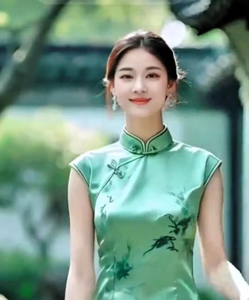 一帘夏韵锁方塘
几抹晨光透榭廊
绿意随风轻荡漾
……[作揖][玫瑰]
上联:浅醉
