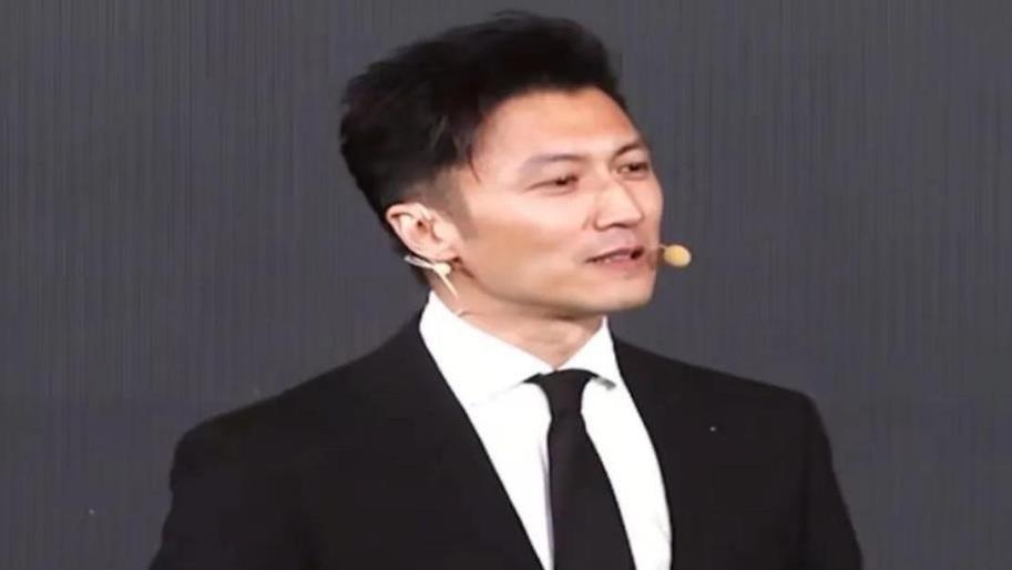谢霆锋现身薇娅工地，酷帅考察新办公室