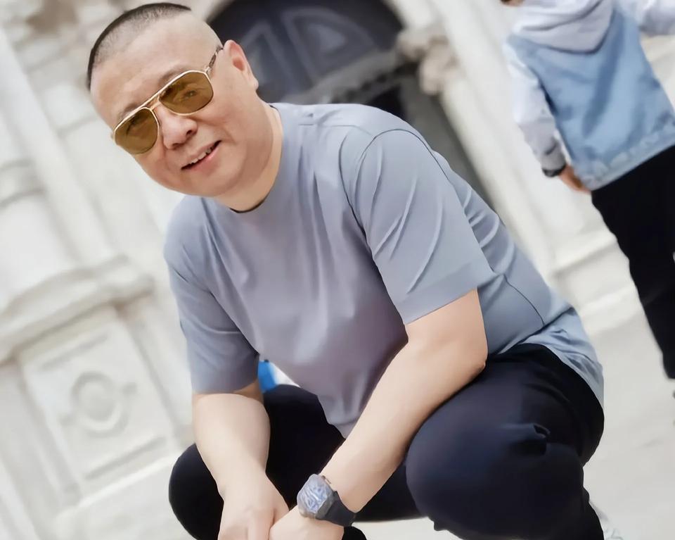 郭德纲老师的最大贡献，不是挽救传统相声，而是成为黑粉的赚钱工具。
可能很多人都弄