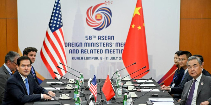 鲁比奥见王毅 握手都没捞着











美国国务卿鲁比奥这次丢大人了！