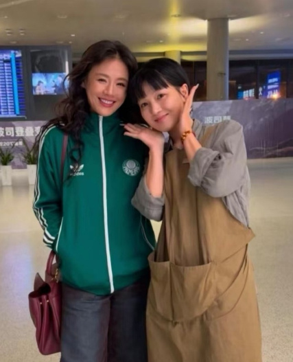 37岁马思纯在上海机场现身，真人老美了，身材老瘦溜了，长相贼大气，穿搭老时尚了